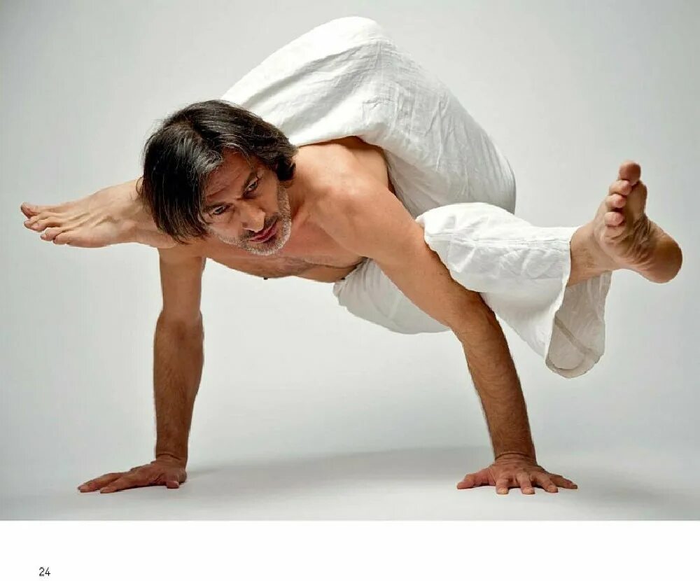 Забавные позы. Винная йога. Смешная йога. Доброе утро йоги. Мужчина танцует.