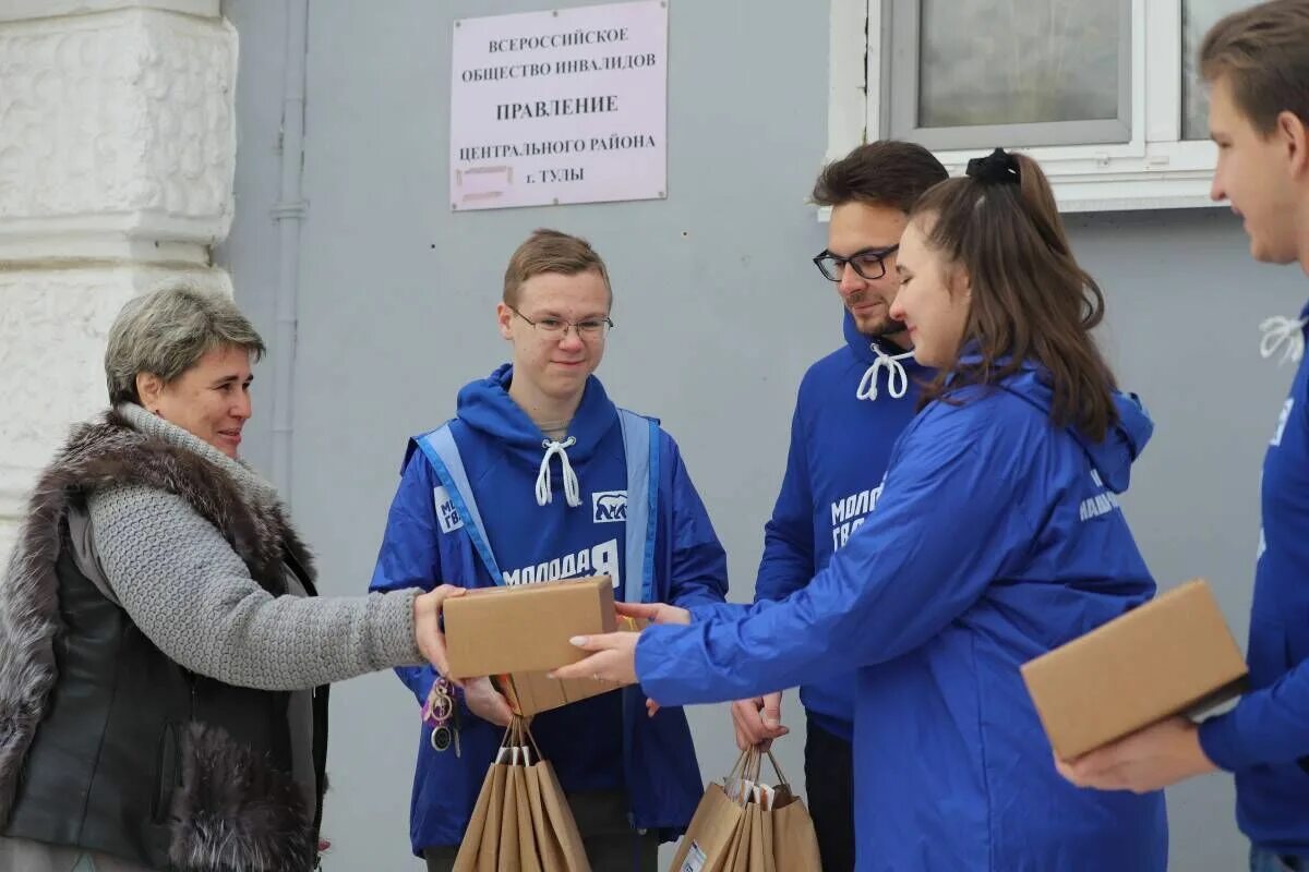 Волонтеры помогают. Российская студенческая весна волонтеры. Экологическое волонтерство. Молодежные отряды. Убирайте мусор.