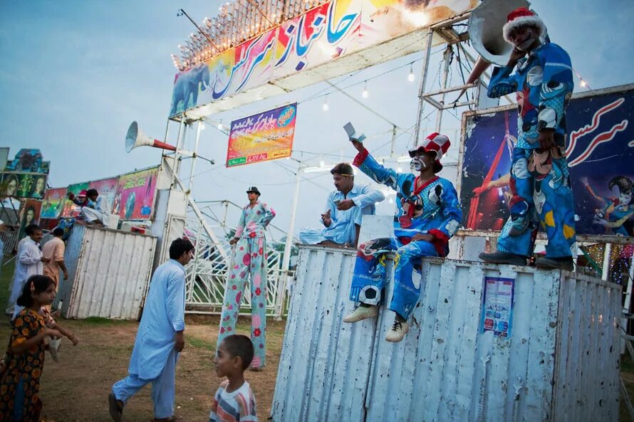 Travel circus. Турция шоу wonderland. Бланк для аттракционов. Цирк шапито иллюстрации. Шапито схематичное изображение.