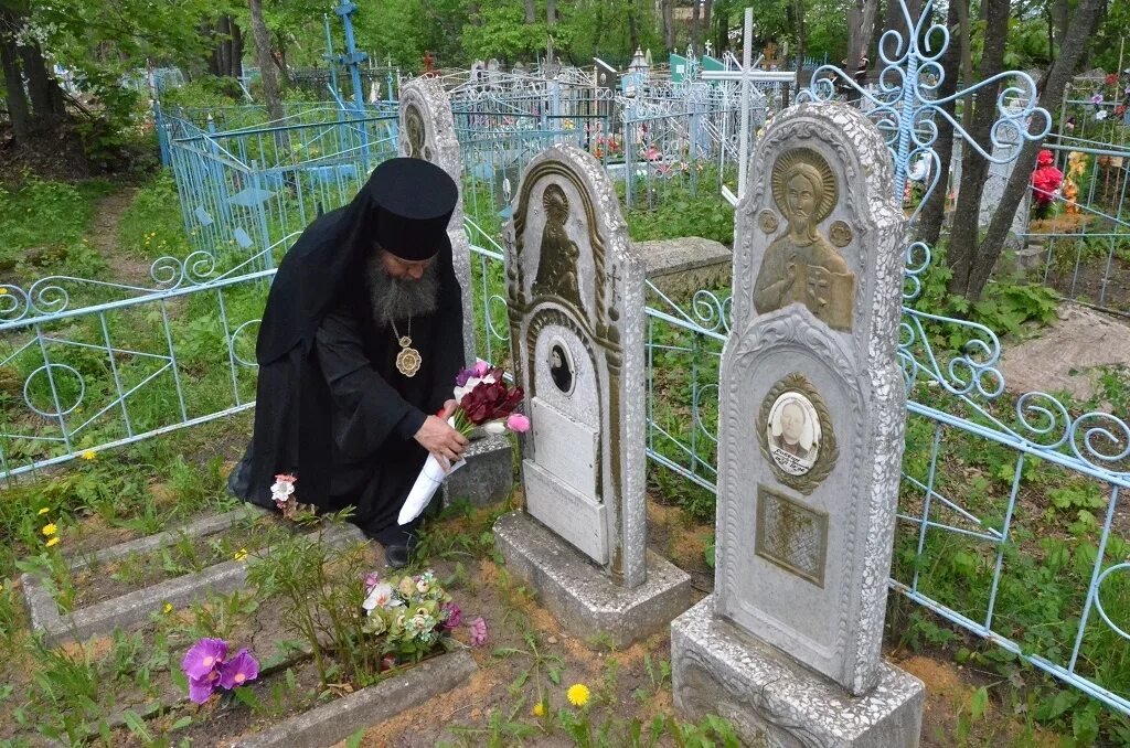 Родительский день на кладбище. Радоница на кладбище. Традиция посещения кладбищ. Радоница и красная горка.