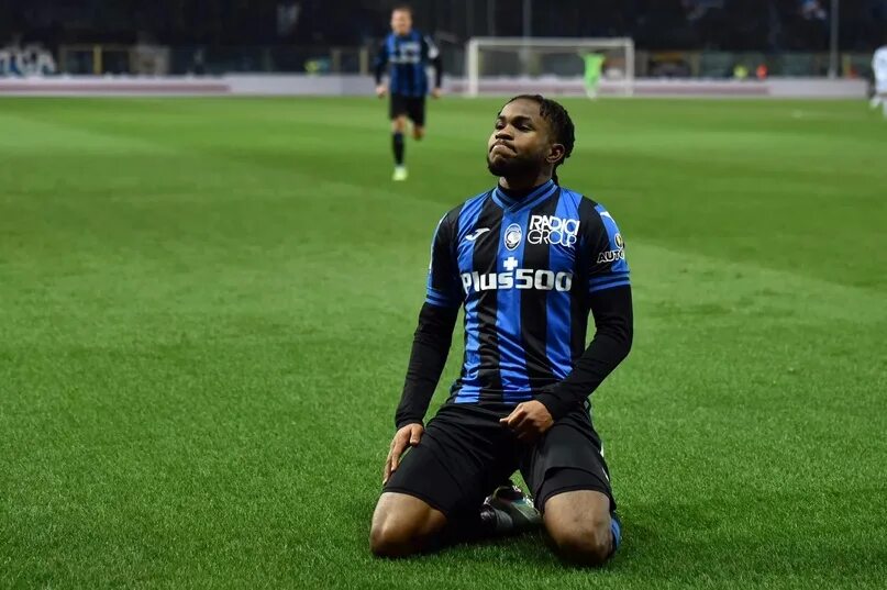 Лукман футболист аталанта. Lookman. Адемола лукман. Lookman. Адемола лукман в костюме.