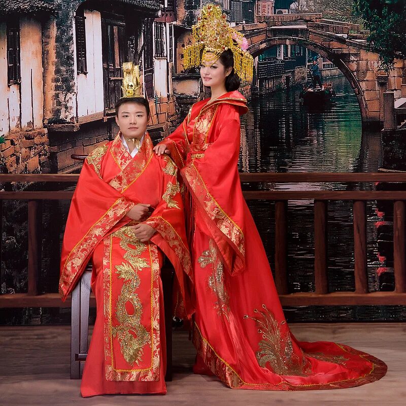 Китайский свадебный наряд. Китайское свадебное платье традиционное. Традиционная китайская свадьба. Китайские традиционный наряжы. Китайский жених