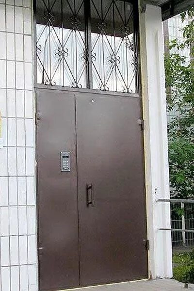 Двери для подъездов многоквартирных. Металлические двери входные мкд. входная дверь в многоквартирный дом. двери входные в подъезд металлические. двери входной группы в подъезд.