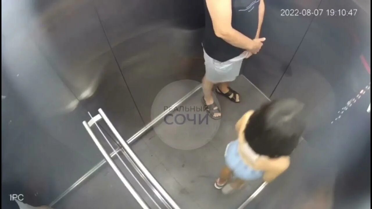 Извращенец лапает. Насильник детей в лифте. Сочи лифт. Ребёнка зажало лифтом.