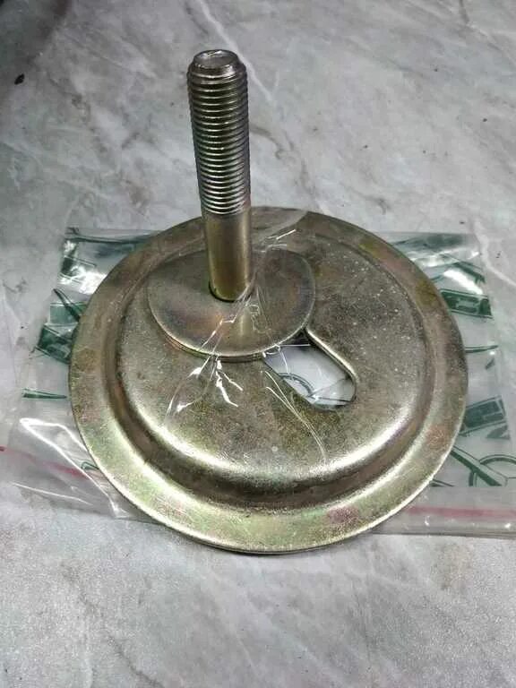 Болт крепления запасного колеса 2108. Болт крепления запасного колеса. Болт крепления запаски поло седан 15r. Болт крепления запасного колеса rav4. Болт крепления запаски rio 3.