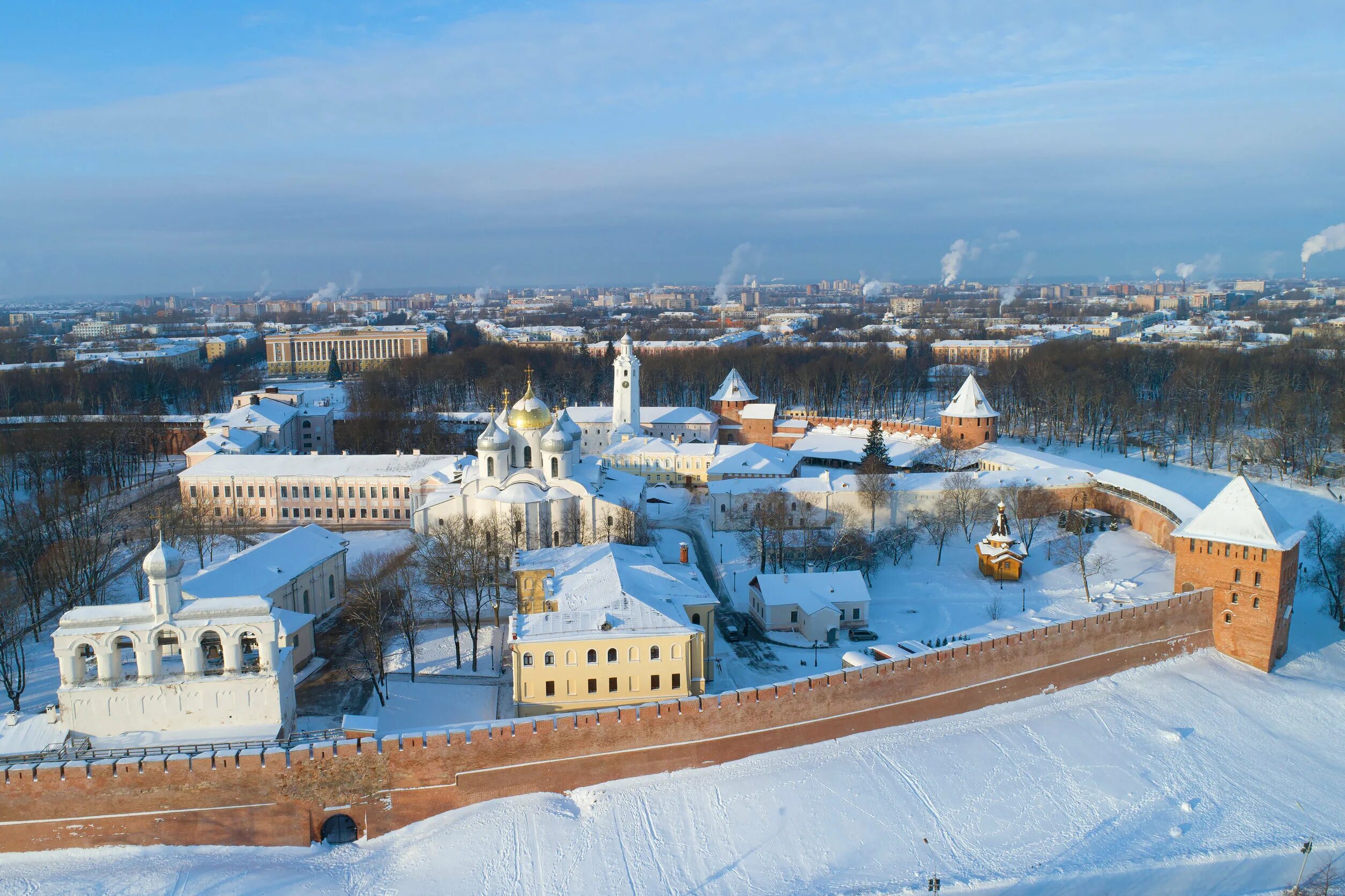 Тур в новгород на 2 дня. Юрьев монастырь Великий Новгород зимой. Зимний Кремль Великий Новгород. Великий Новгород Кремль зима. Кремль Великий Новгород зимой.