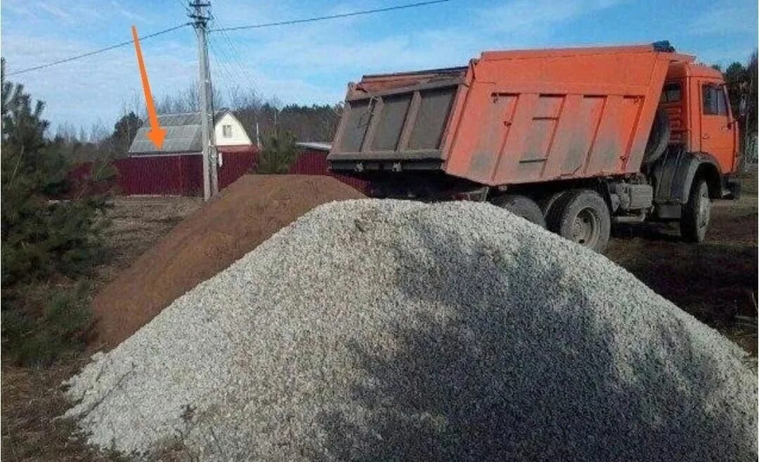 Камаз щебня с доставкой. Камаз 65115 выгружает песок. камаз самосвал песок щебень. камаз 65115 щебень. камаз 10 кубов песка.