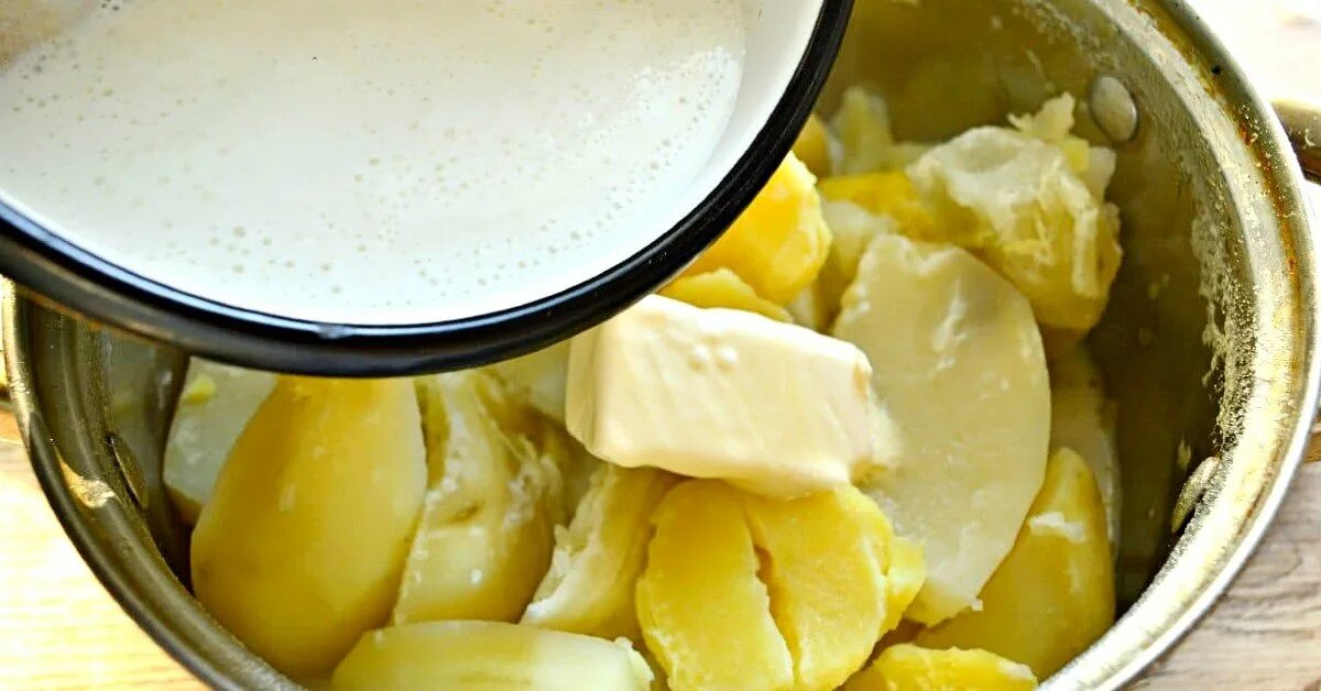 Какое молоко для пюре. Картошка с молоком. картошка с молоком в кастрюле. картофель в молоке. картошка в масле в кастрюле.