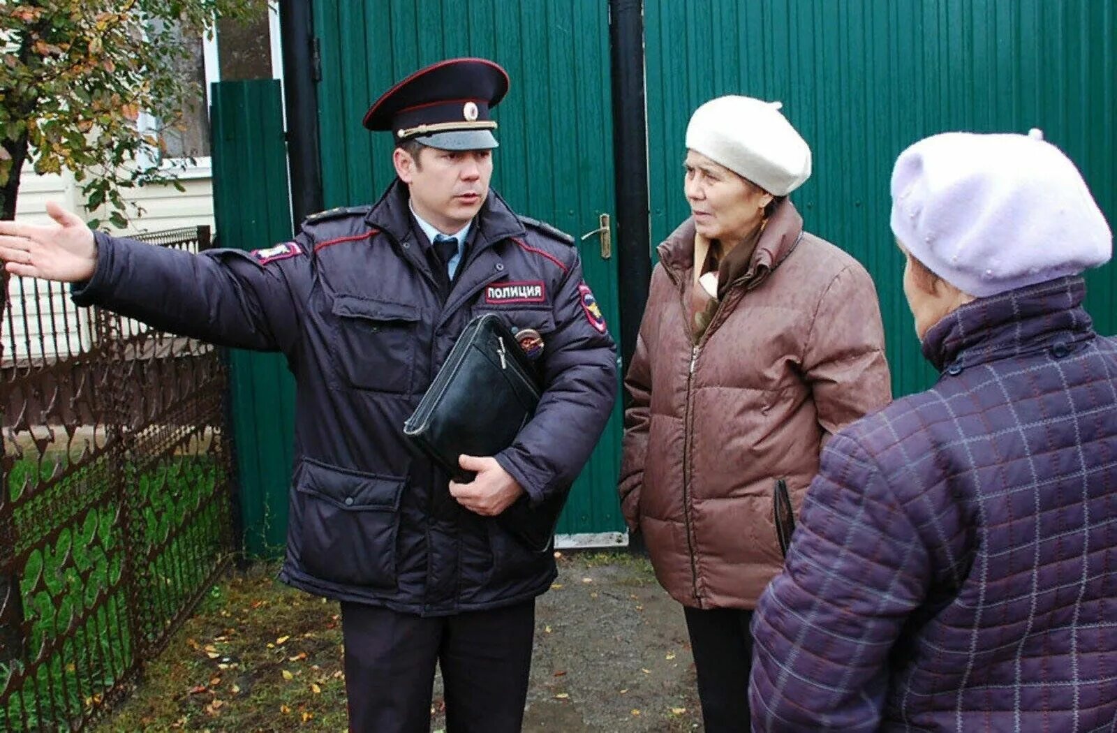 Участковых уполномоченных полиции. Участковый полиции. Полиция и граждане. Участковый с гражданами. Новости дня информации дня