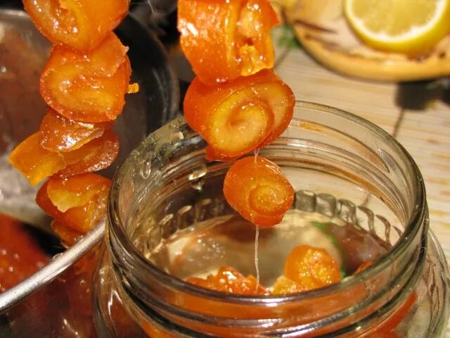 Что сделать из апельсиновых корок. Цукаты из апельсина. цукаты из апельсиновой кожуры. апельсиновые цукаты. цукаты из апельсиновых корочек.