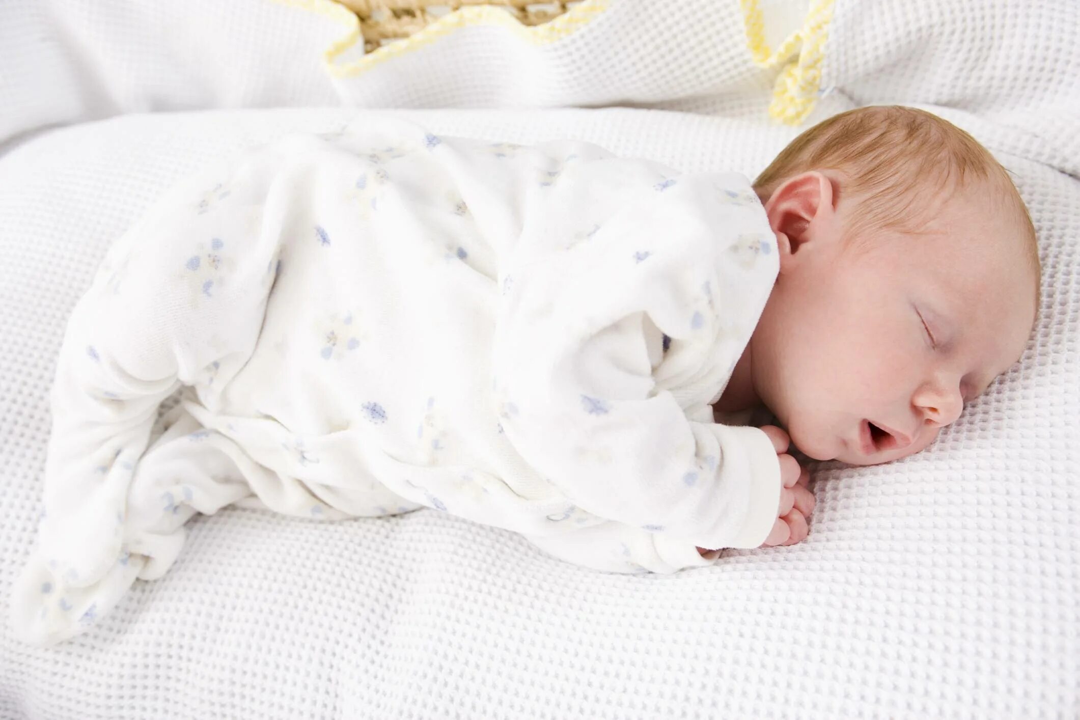 Новорожденный ребенок. Спящий ребенок. Для новорожденных. Новорожденные фото. Новорожденному спать на боку или спине