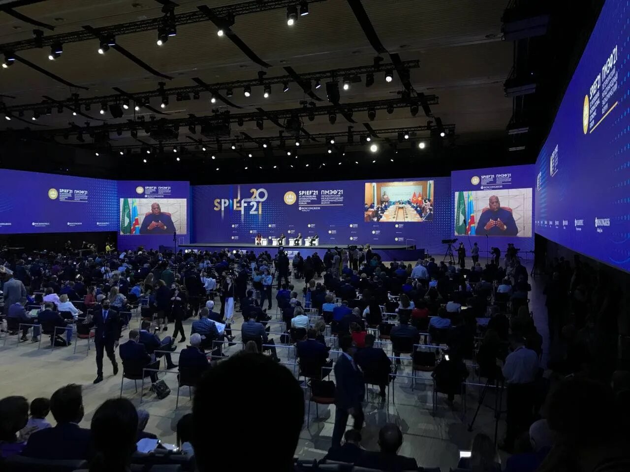 Посетители пмэф. Пмэф 202. пмэф 2025 даты. пмэф 2025 стенды. росконгресс пмэф 2025.