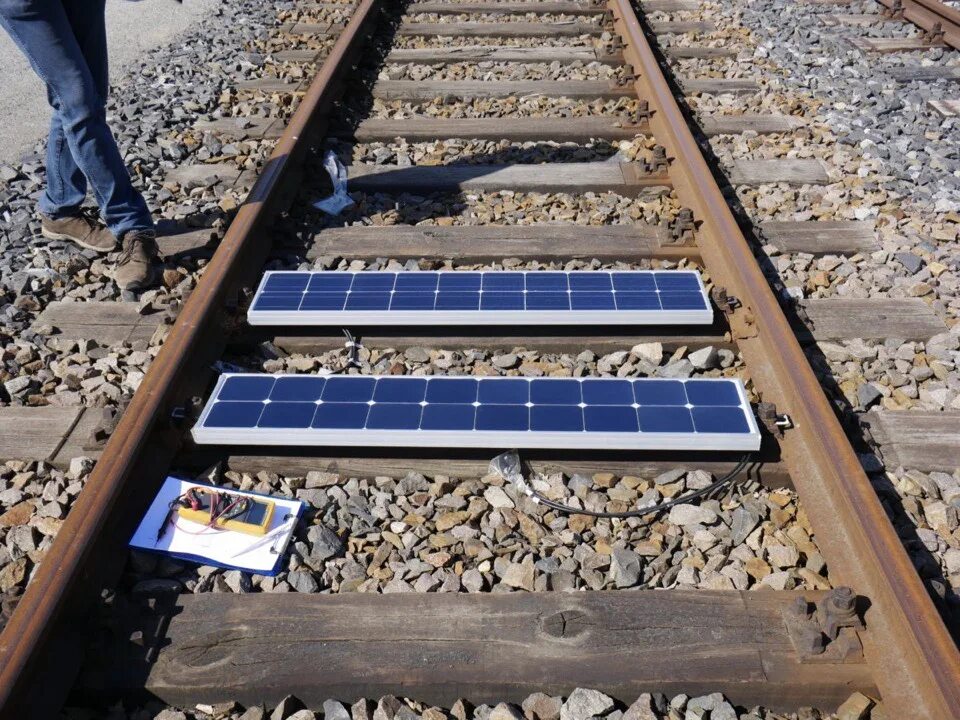 Поставь железной дороги. Солнечные панели на поездах. Солнечные панели на шпалах. Солнечные батареи на ЖД. Поезд на солнечных батареях.