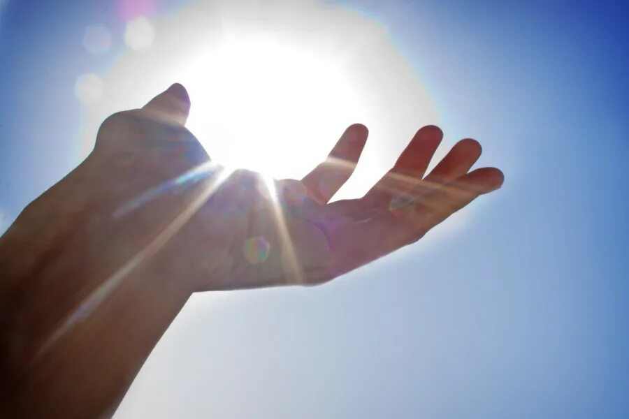 Солнце в руках. Лучик солнца в руках. Рука протянутая к солнцу. Солнце в руках. Лучик солнца в руке.