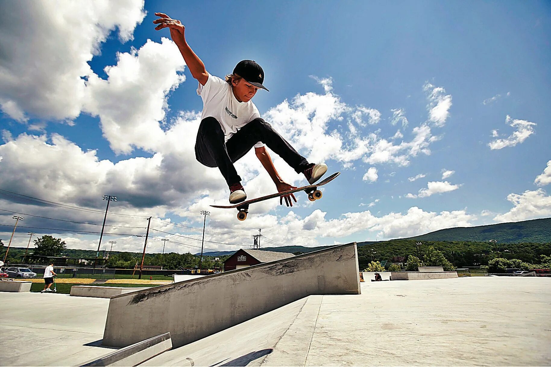 He is skating. Брэндон Коул скейтбордист. Скейтер скейтпарк. Скейт для трюков. Скейтбординг трюки.