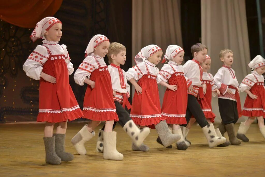 Песни для танца в школе. Народный танец валенки. Костюм для танца валенки. Народные танцы для детей. Игровые русские народные танцы.