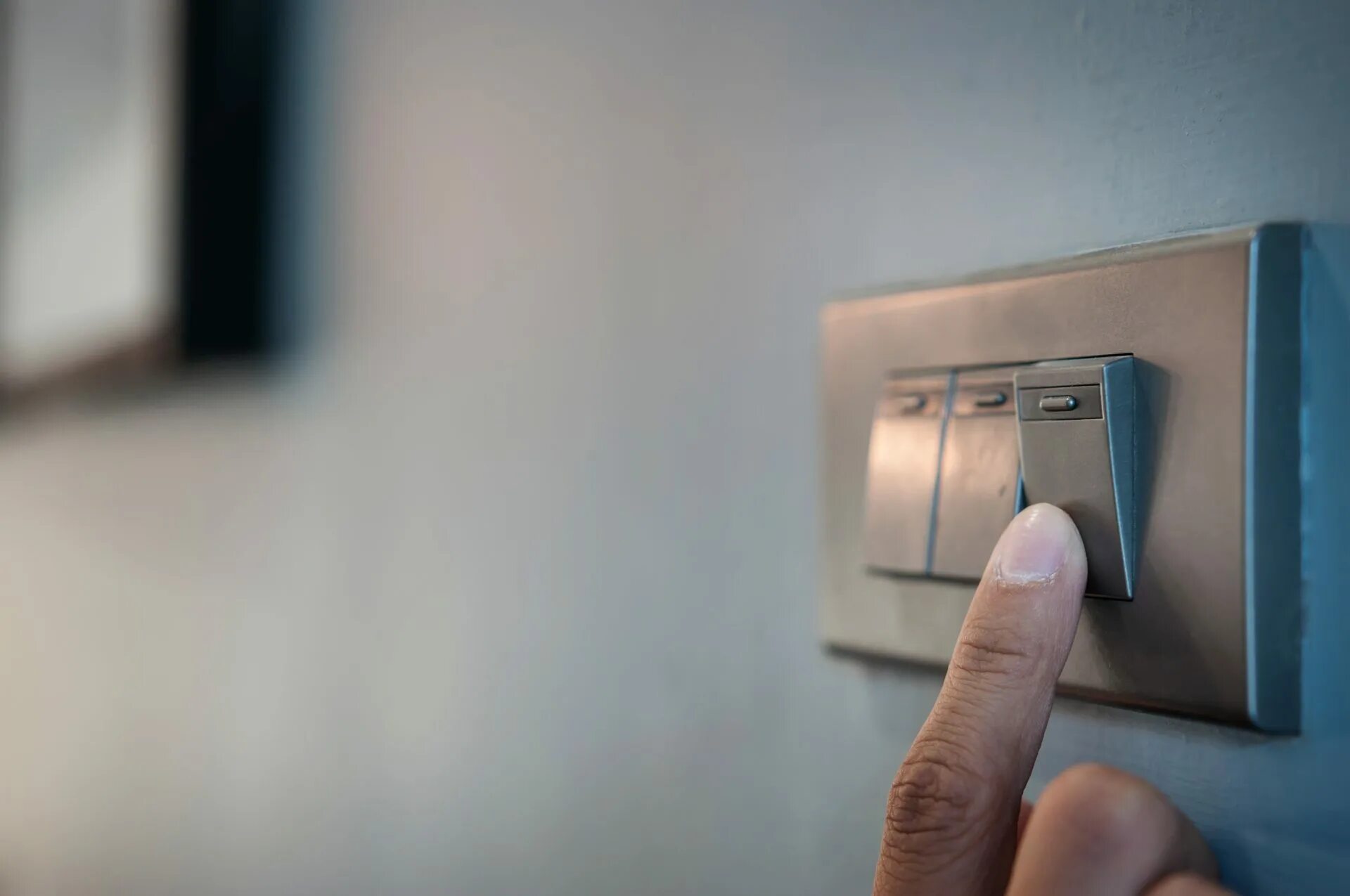We turn on the light when. Light switch. выключатель света. включенный выключатель. выключатель щелкает.
