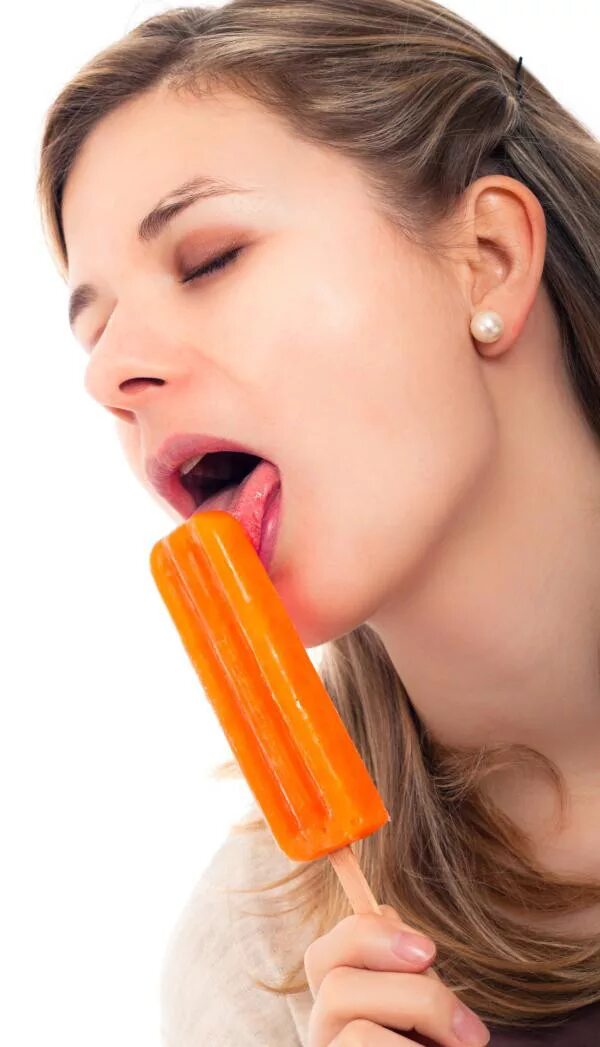 Девочка лижет леденец. Красивая девушка с бананом. Девушка с бананом. Красивые девушки с бананом во рту. Девушка с бананом во рту.