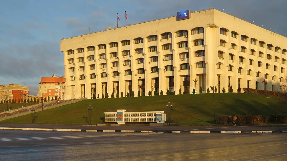 Администрация владимира телефон. Администрация города Владимира белый дом. Здание Владимирской администрации.