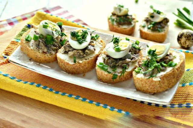 Паштет с шпротами яйцом и сыром. Бутерброды со шпротным паштетом. брускетта с перепелиным яйцом. брускетта со шпротами и яйцом. бутерброды с паштетом и яйцом.