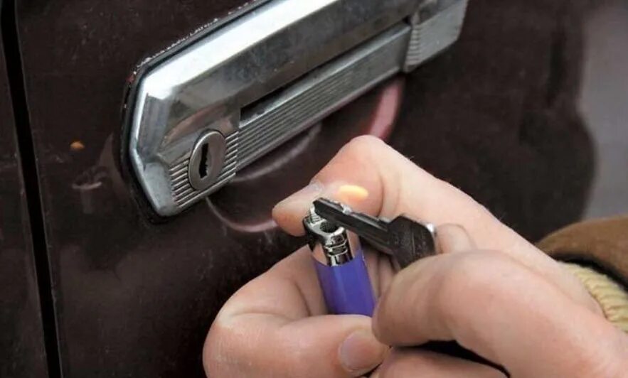 Замер замок. Замерз замок авто. Замер замок. Замерз замок авто. Автомобильный замок двери.