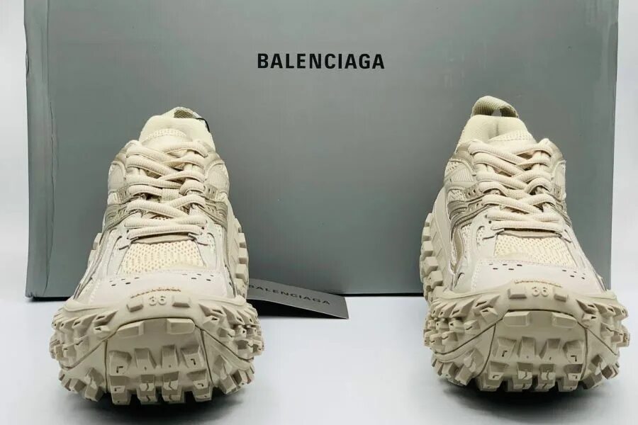 Balenciaga defender купить. Balenciaga Defender Sneakers. Баленсиага Дефендер. Баленсиага Дисиндир кроссовки. Balenciaga Дефендер.