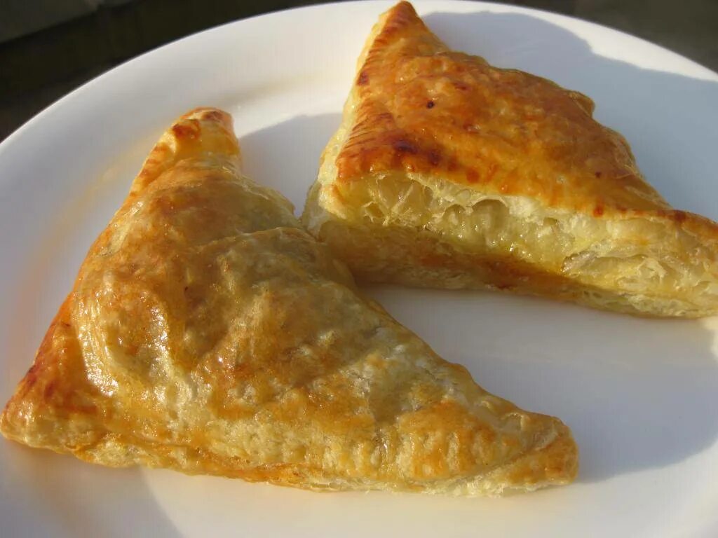 Пирожки из готового мяса. Слоеные пирожки. слоеные пирожки с мясом. пирожки с мясом из слоеного теста. пирожки из слоёного теста с фаршем.