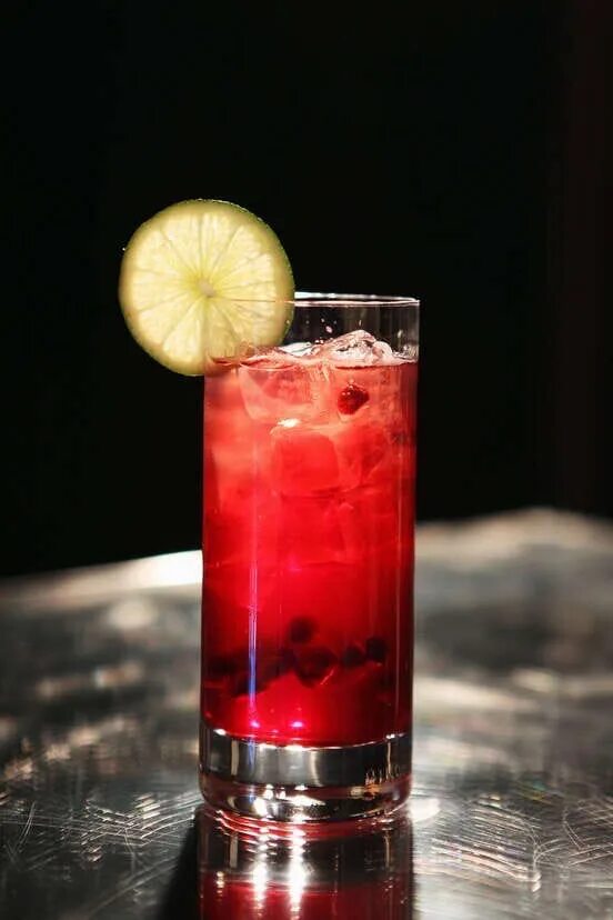 Красный коктейль. Красный коктейль алкогольный. Коктейль красного цвета. Красный и розовый коктейли. Коктейль алкогольный красный