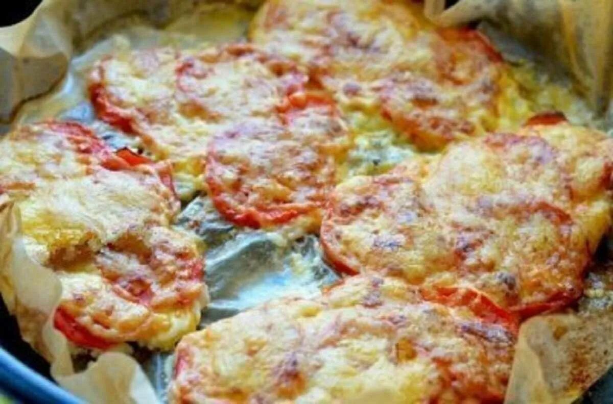 Куриные отбивные в духовке время. Куриные отбивные в духовке. куриные отбивные в духовке с помидорами и сыром. отбивные из курицы в духовке с помидорами и сыром. куриная отбивная с помидором и сыром в духовке.
