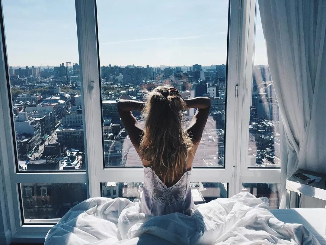 Спать на балконе. Девушка у панорамного окна. Фотосессия у окна. Утро окно. Фотосессия с панорамными окнами.