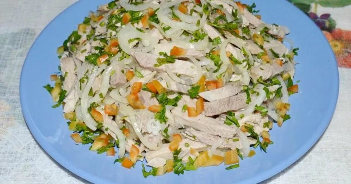 Салат свинина картофель. Салат мясной. Салат деревенский. Салат с мясом и овощами. Салат купеческий с языком.