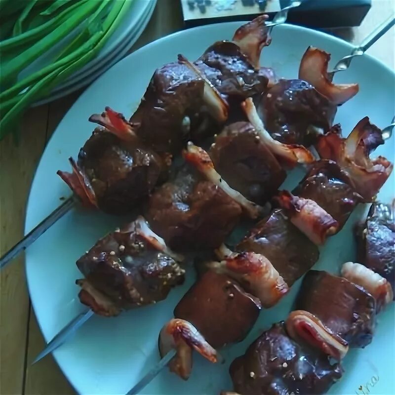 Шашлык из печени в беконе. Шашлык из печени. печень в беконе на мангале. печень говяжья в беконе на мангале.