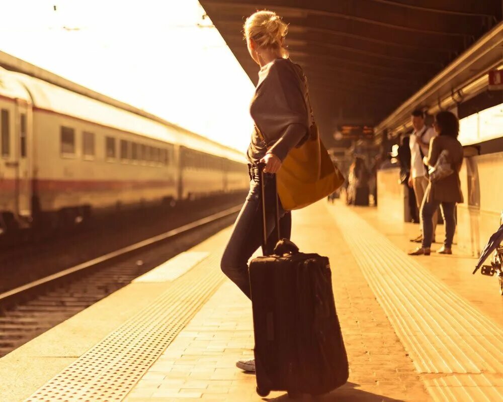 Уезжать сбегать. Девушка на вокзале с чемоданом. Девушка на перроне вокзала. Фотосессия на вокзале с чемоданом. Девушка с чемоданом уходит.