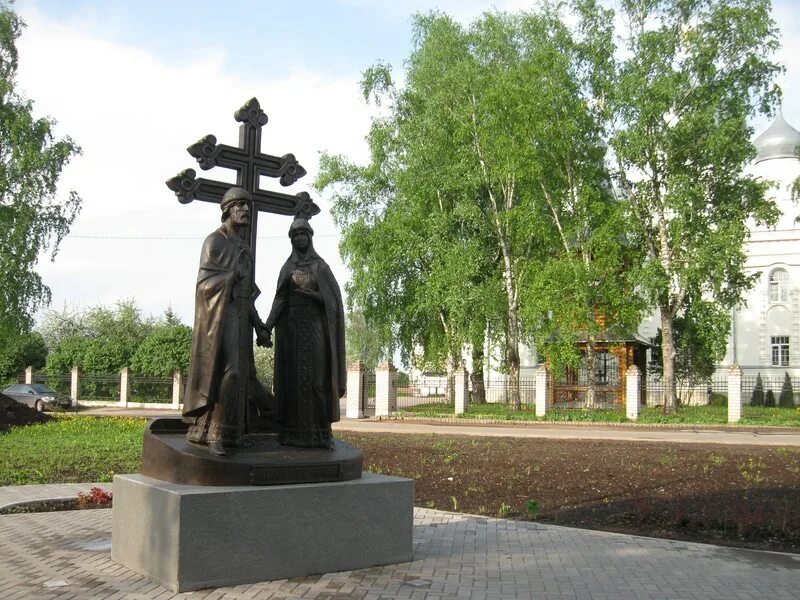 Памятник установленный в великом новгороде. Памятники великого новгорода памятник петру и февронии. памятник святым петру и февронии в великом новгороде. великий новгород памятник петру.