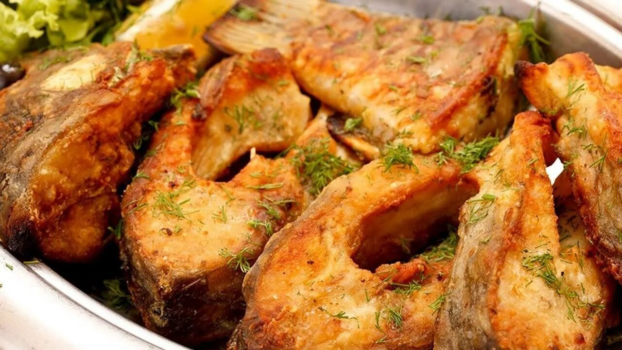 КОВУРИЛГАН балик. Жареный сазан. Жареная рыба на сковороде. Жареная рыба сазан.