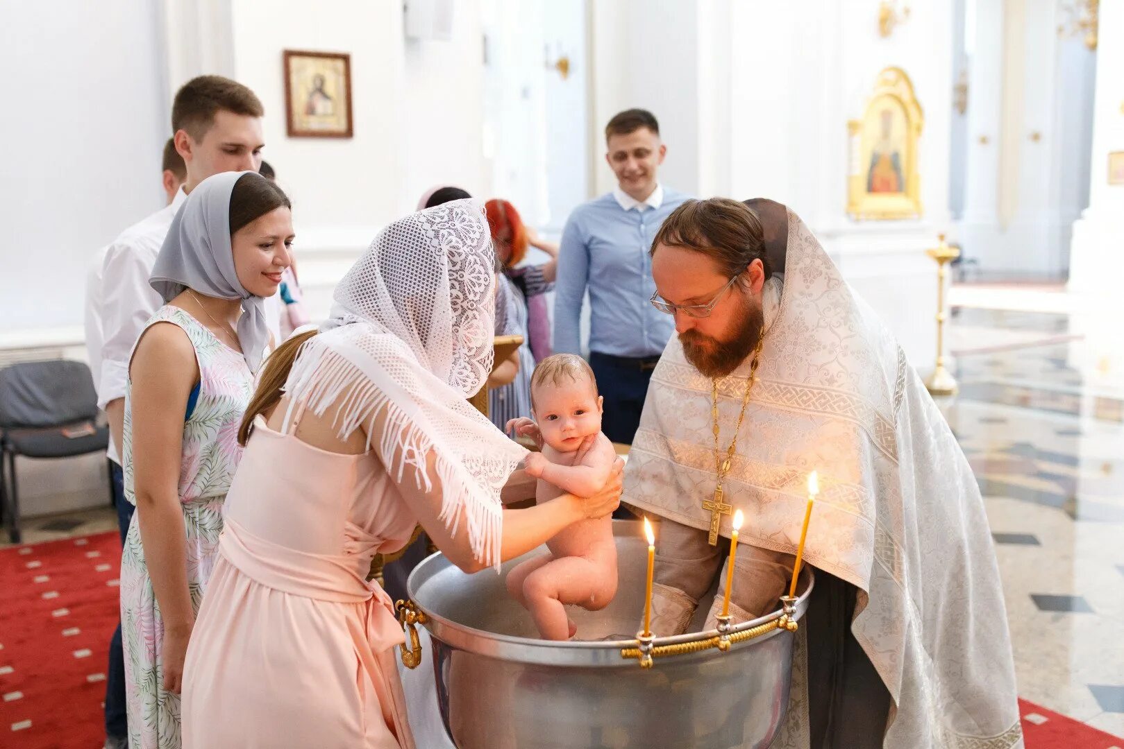 Что делает крестная во время крещения. Одежда для крещения взрослых. Одежда на крестины взрослым. Одежда на крещение для женщины. Одежда для крещения взрослой женщины.