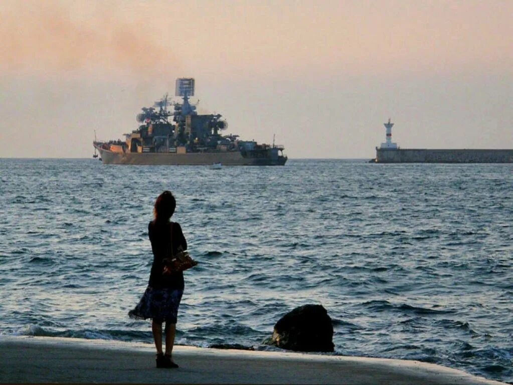 Завтра море. Девушка провожает корабль. Девушка ждет моряка. Девушка провожает моряка. Корабль уходит в море.