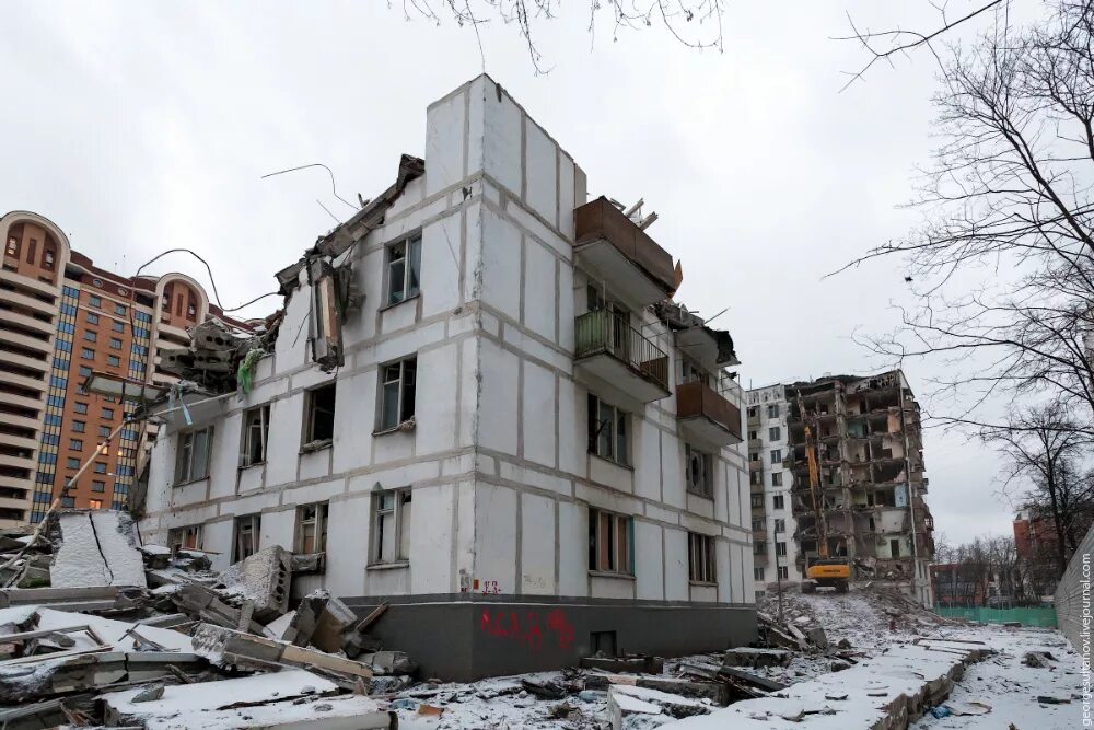 Аварийные многоэтажки. Сносят дом. Снос девятиэтажек. Разрушенный панельный дом. Хрущевки сносят.