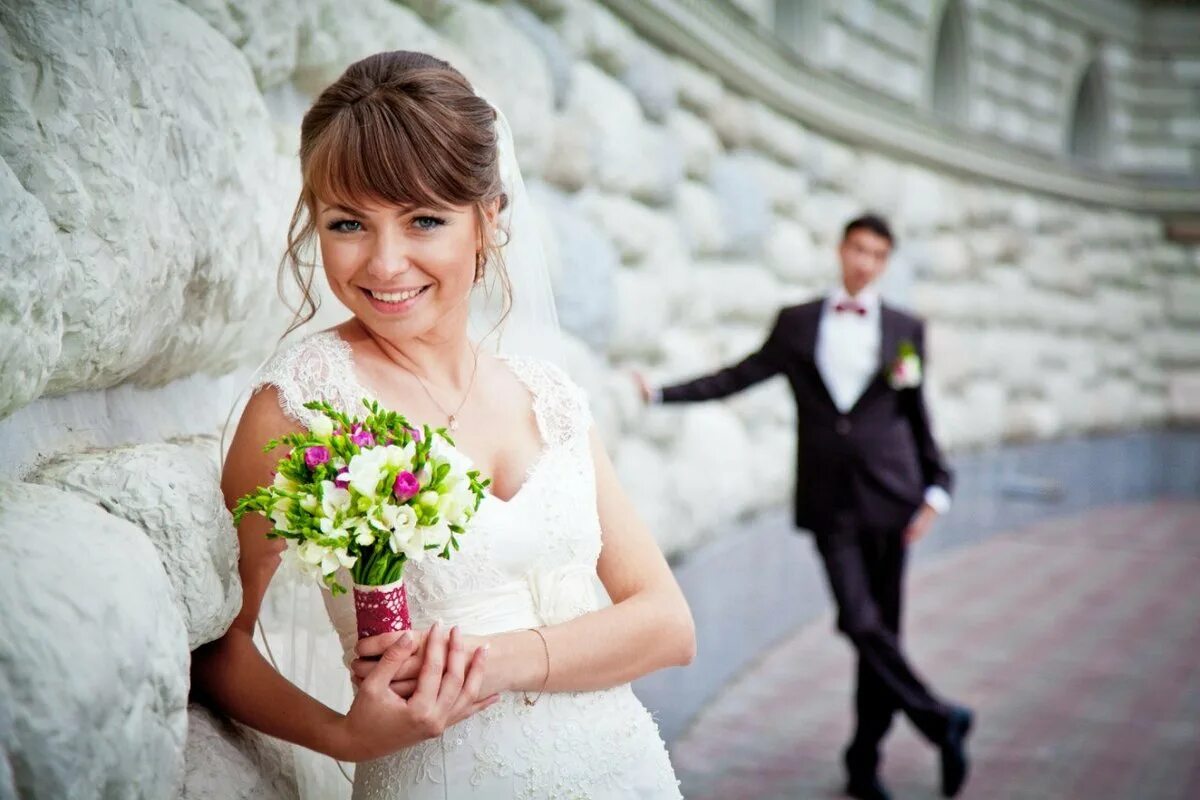 Можно выйти замуж в 17 лет. Свадебная подготовка. Невеста готовится к свадьбе. Свадебная фотосессия подготовка невесты. Невесты разного возраста.