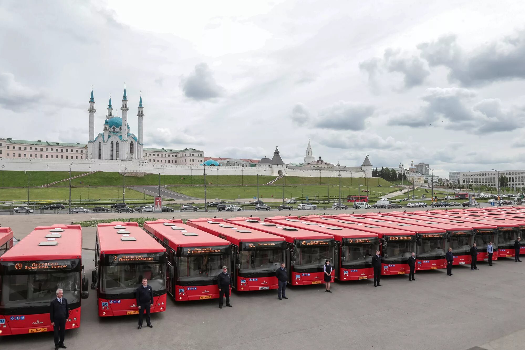 Время транспорта казань. Автобусный парк Казань. Казань парк автопарк. Красный автобус Казань. Город красных автобусов.