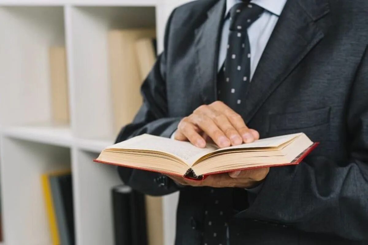 Юридический документ. Call me judge читать. Судья читает. Юридический документ. Читать юр.