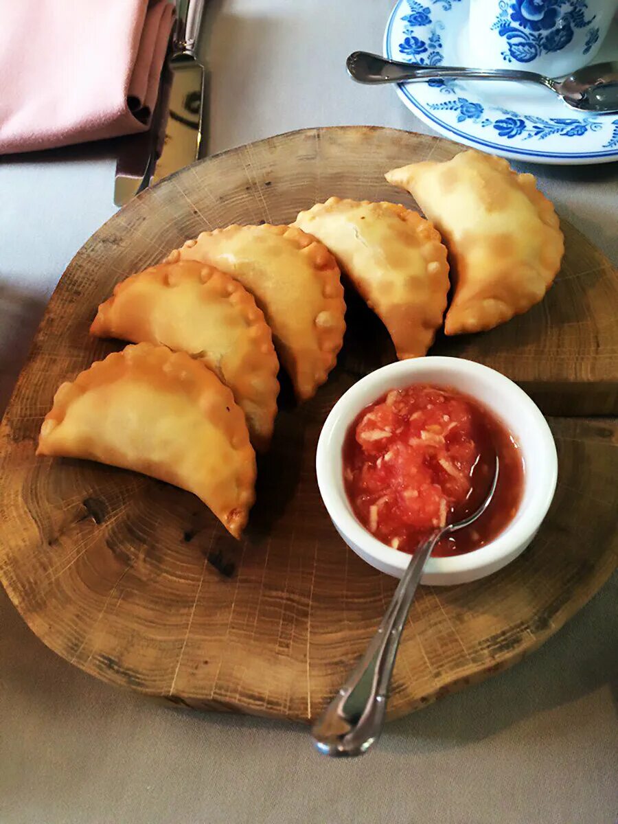 Жареные в масле чебуреки. Уральские посикунчики. Пермские пирожки посикунчики. Уральские посикунчики Пермь. Уральские пирожки посикунчики.