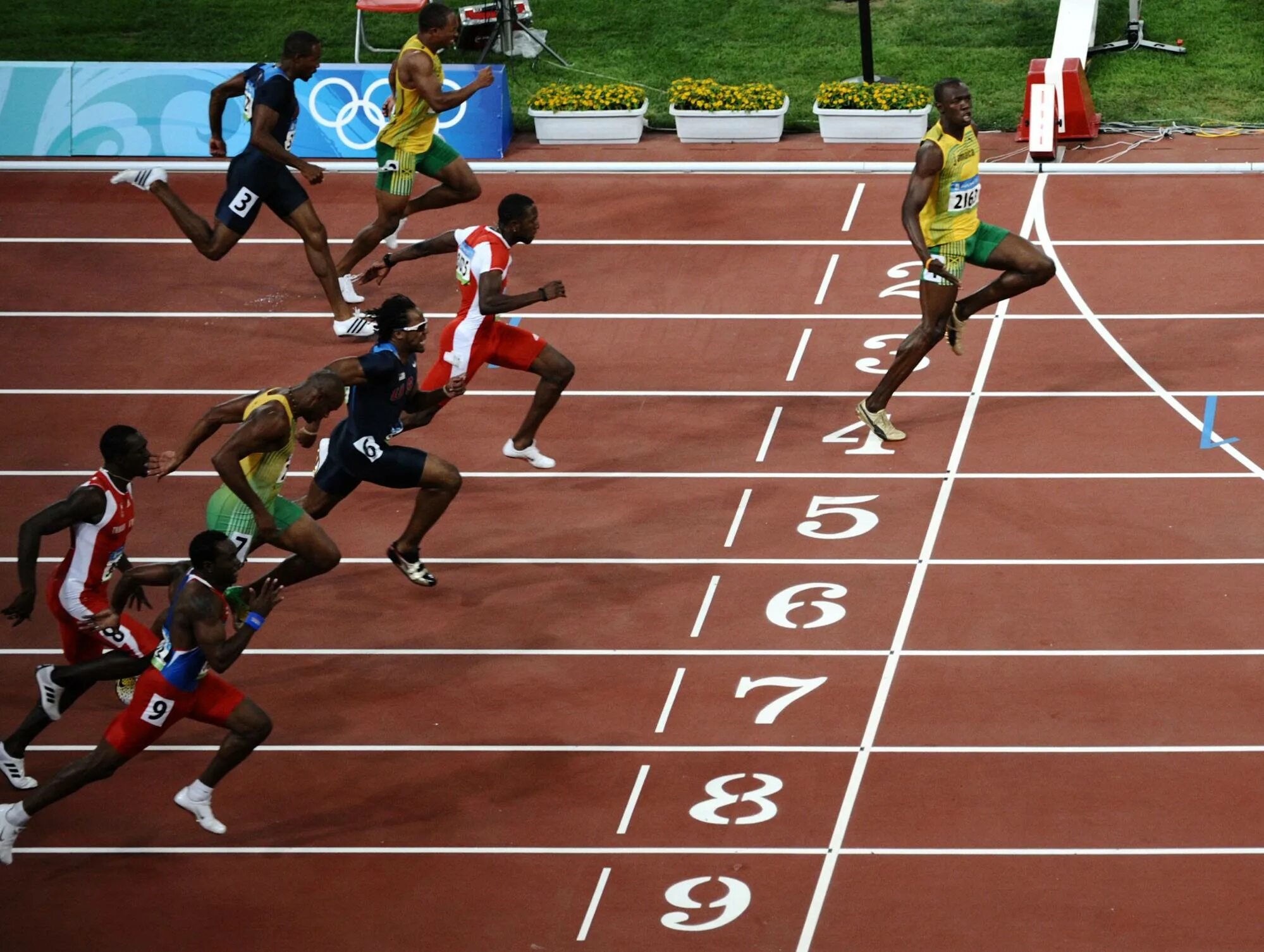 С какого старта бегут 100 метров. Усейн болт Пекин 2008. Усейн болт эстафета. Usain Bolt record. Усейн болт финиш.