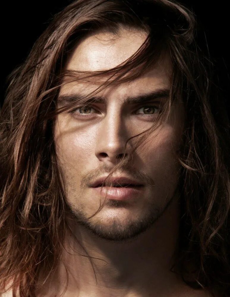 Майлз макмиллан с длинными волосами. Джаред лето 2015. Длинноволосый джером мэтью. Патлатый парень это. Длинноволосый юноша в пальто.