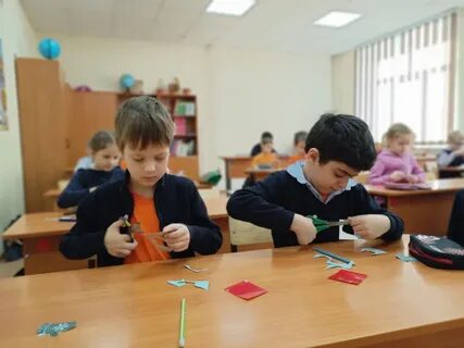 Школьники изготавливают