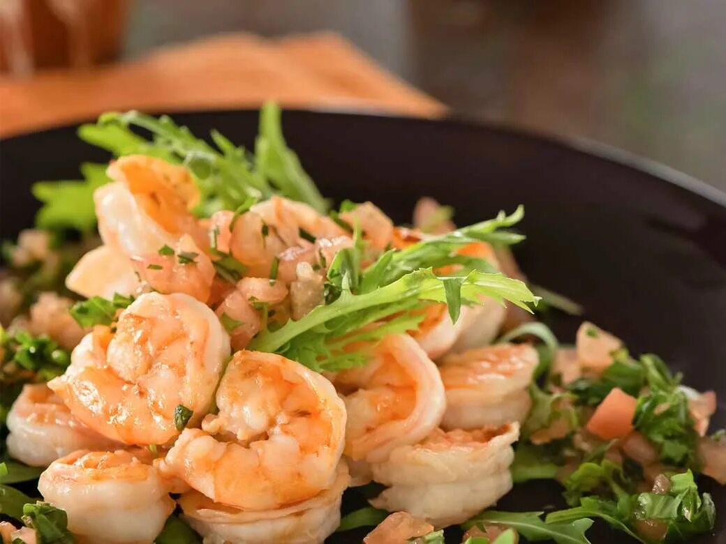 королевские креветки. креветки на мангале в панцире. лангустины блюдо. тигровая креветка с свит чили. креветки scampi.