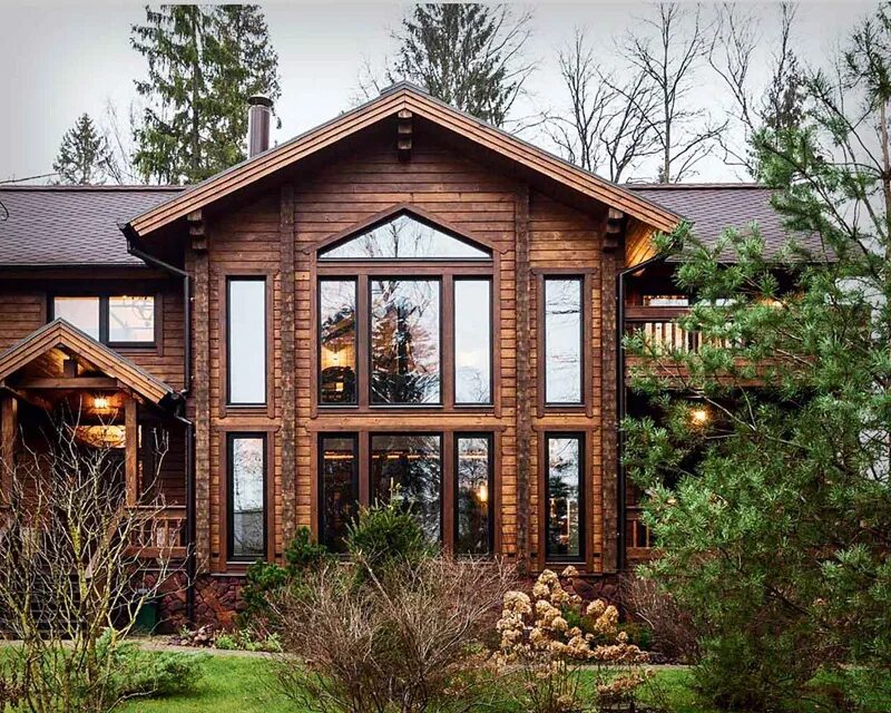 Коричневый деревянный дом. Красивые фасады деревянных домов. Загородный деревянный дом. Темный деревянный дом.