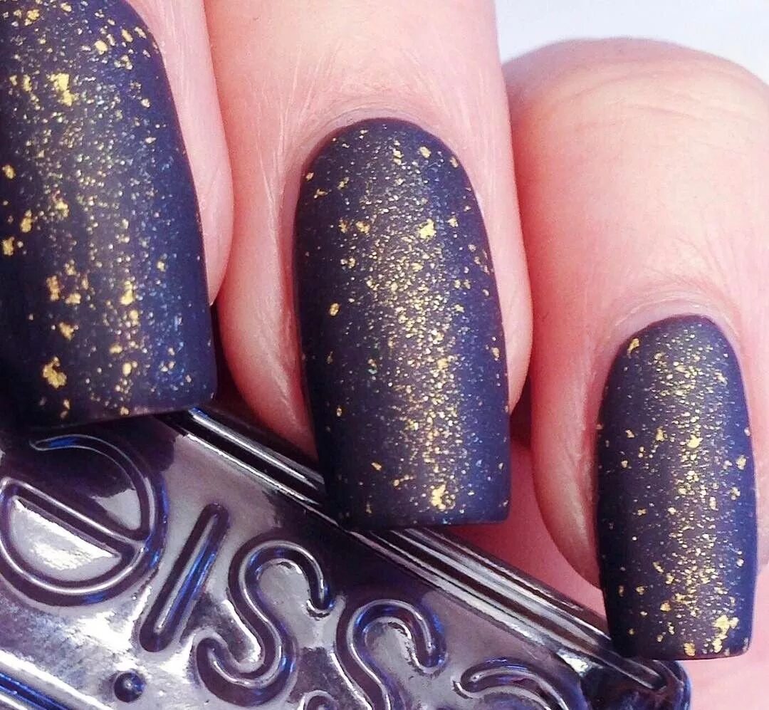 матовый топ с блестками. матовые ногти с блестками. красивый черный маникюр. черные ногти с блестками матовые. маникюр с блестками и матовым топом.