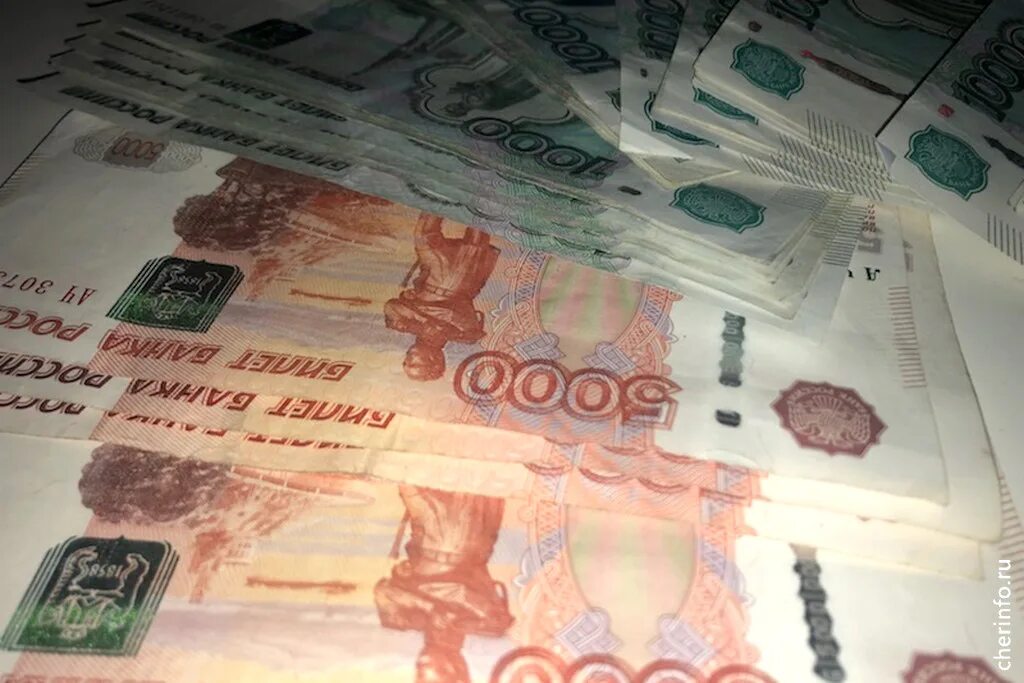5 тысяч в июле. 5 Тысячные купюры. 5 Тысяч рублей. Сомнительные денежные знаки. Пятитысячные купюры на столе.