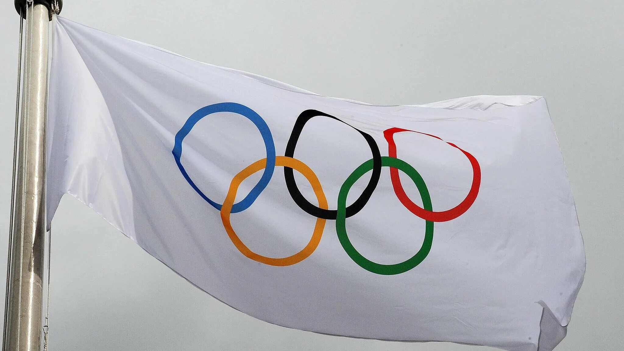 Флаг зимних олимпийских игр. Первый Олимпийский флаг. Олимпийский флаг 1914. Флаг олимпиады. Атрибутика Олимпийских игр.